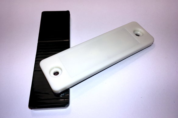 Large on-metal tag